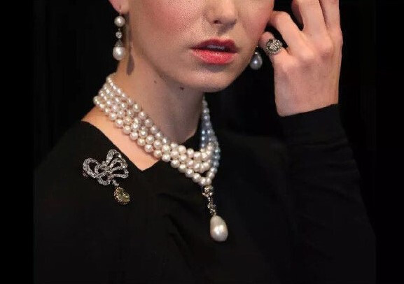 模特佩戴玛丽王后的珠宝系列