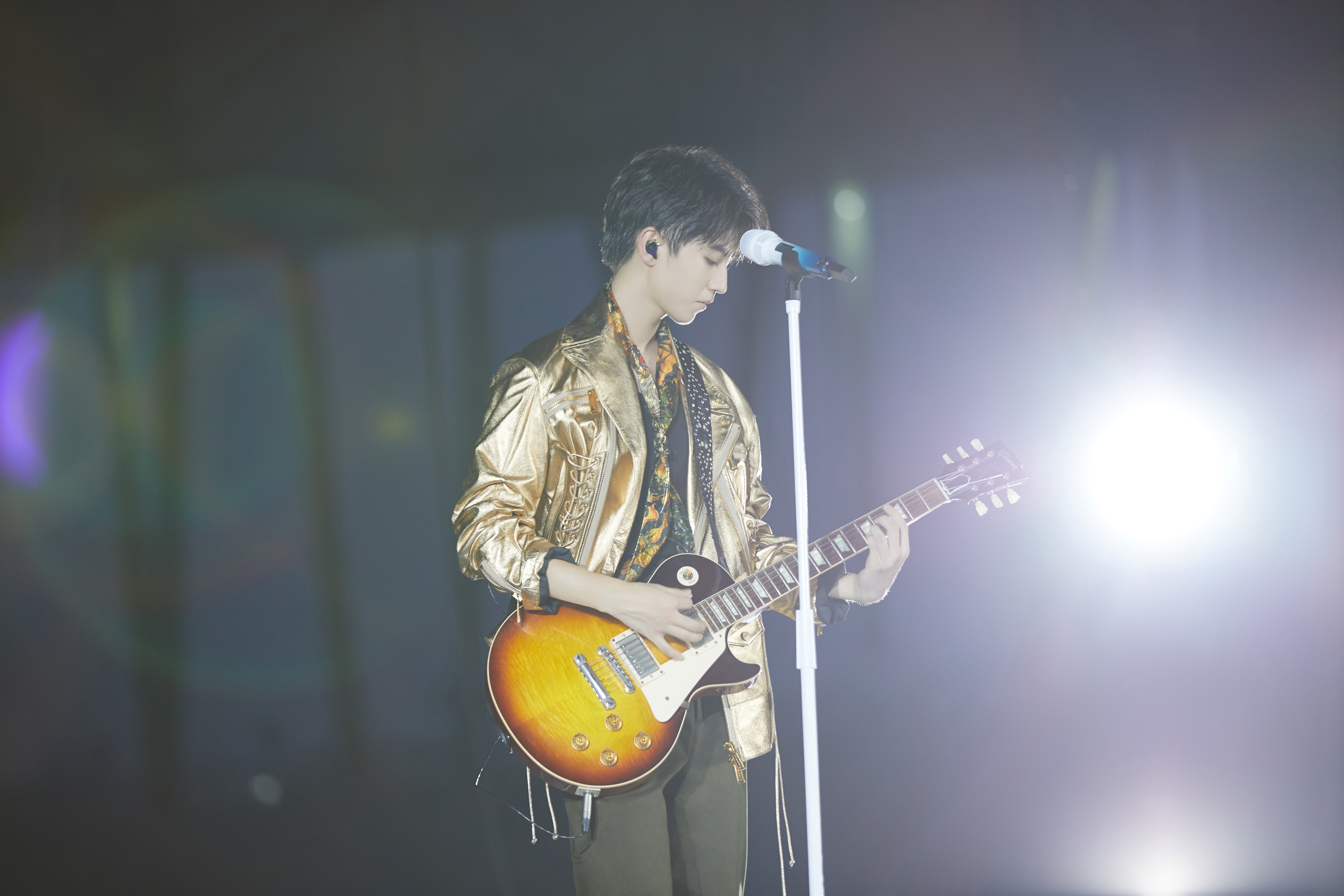 王俊凯出道六周年唱歌表演工作室出图