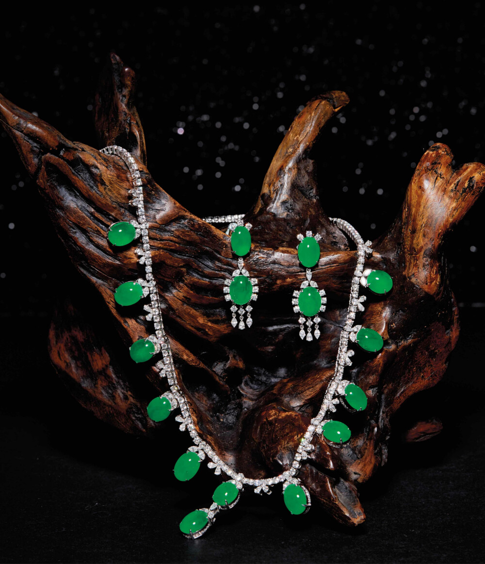 缅甸天然满绿翡翠配18k白金镶钻项链,耳环套装,成交价: 1,400,000 rmb