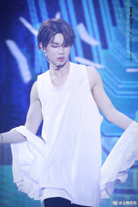 黄明昊 