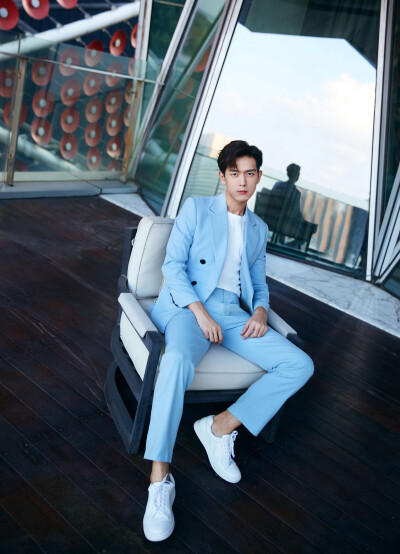 李现 华为荣耀发布会 cr.李现工作室