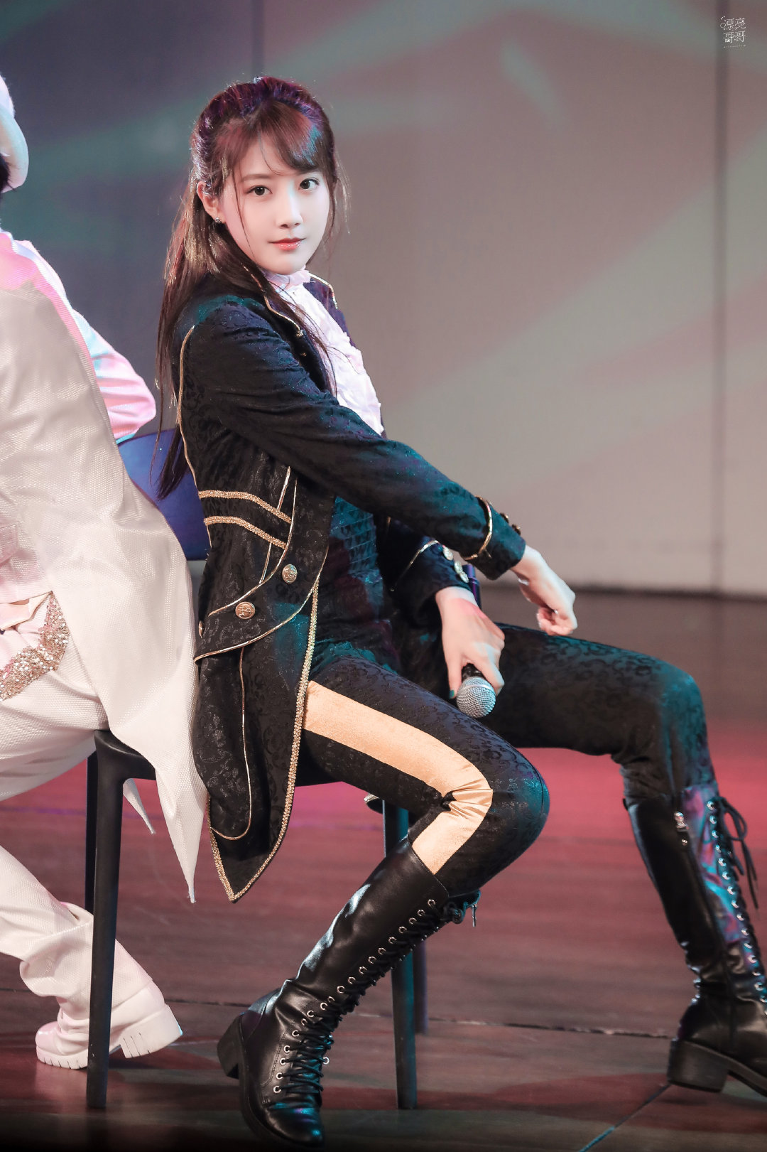 李艺彤 