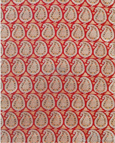 以玫瑰紫色地经与地纬交织成五枚三飞经面缎纹地,以捻金线,捻银线和红