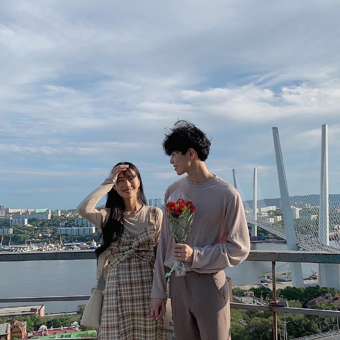 不同旅游地不同色彩搭配的初秋情侣穿搭