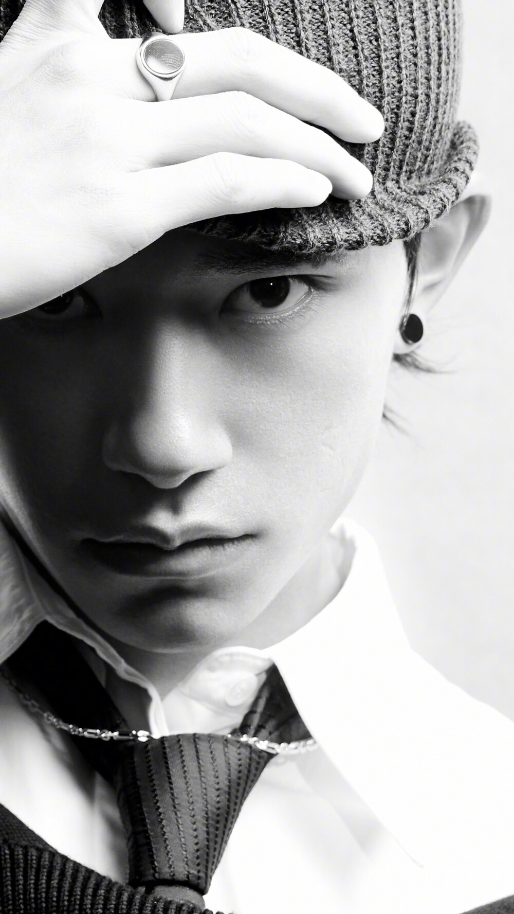 易烊千玺时尚cosmo11月刊内页