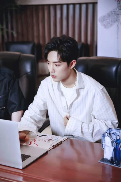 虽然我最近工作很忙,但是你如果敢抢我女朋友,我肖战一定奉陪到底!