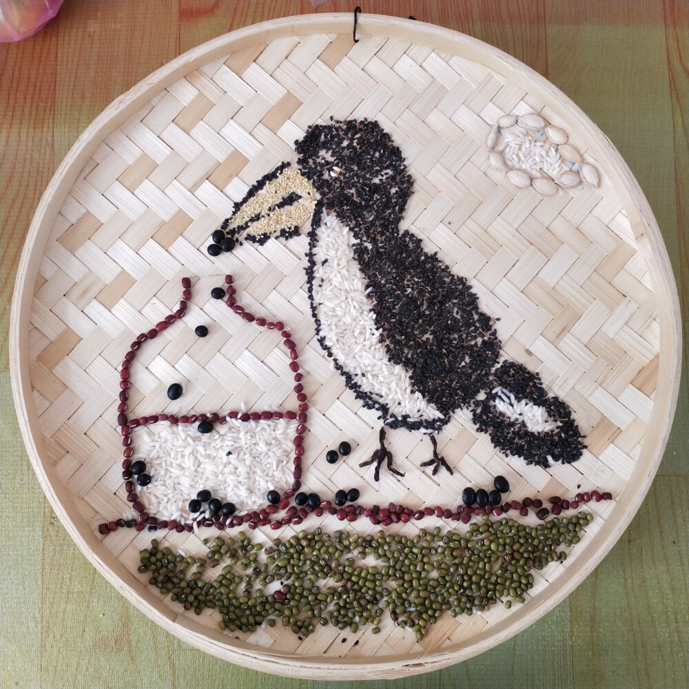 刚刚完成的种子画把幼儿园布置得更美