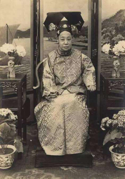 瑾妃光绪皇帝(1871生)有后妃三人,除了隆裕皇后(1868生)外,还有一对