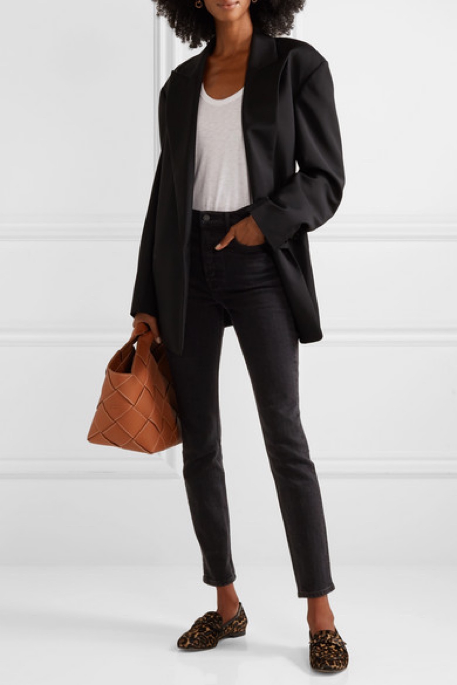 豹纹堪称是新中性色之选,因此 alexandre birman 这款 "becky" 乐福鞋