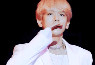 边伯贤city lights# 边伯贤超话 @baekhyunee7 191026【pinklightb
