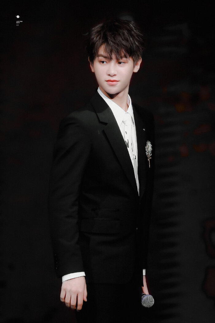 justin黄明昊