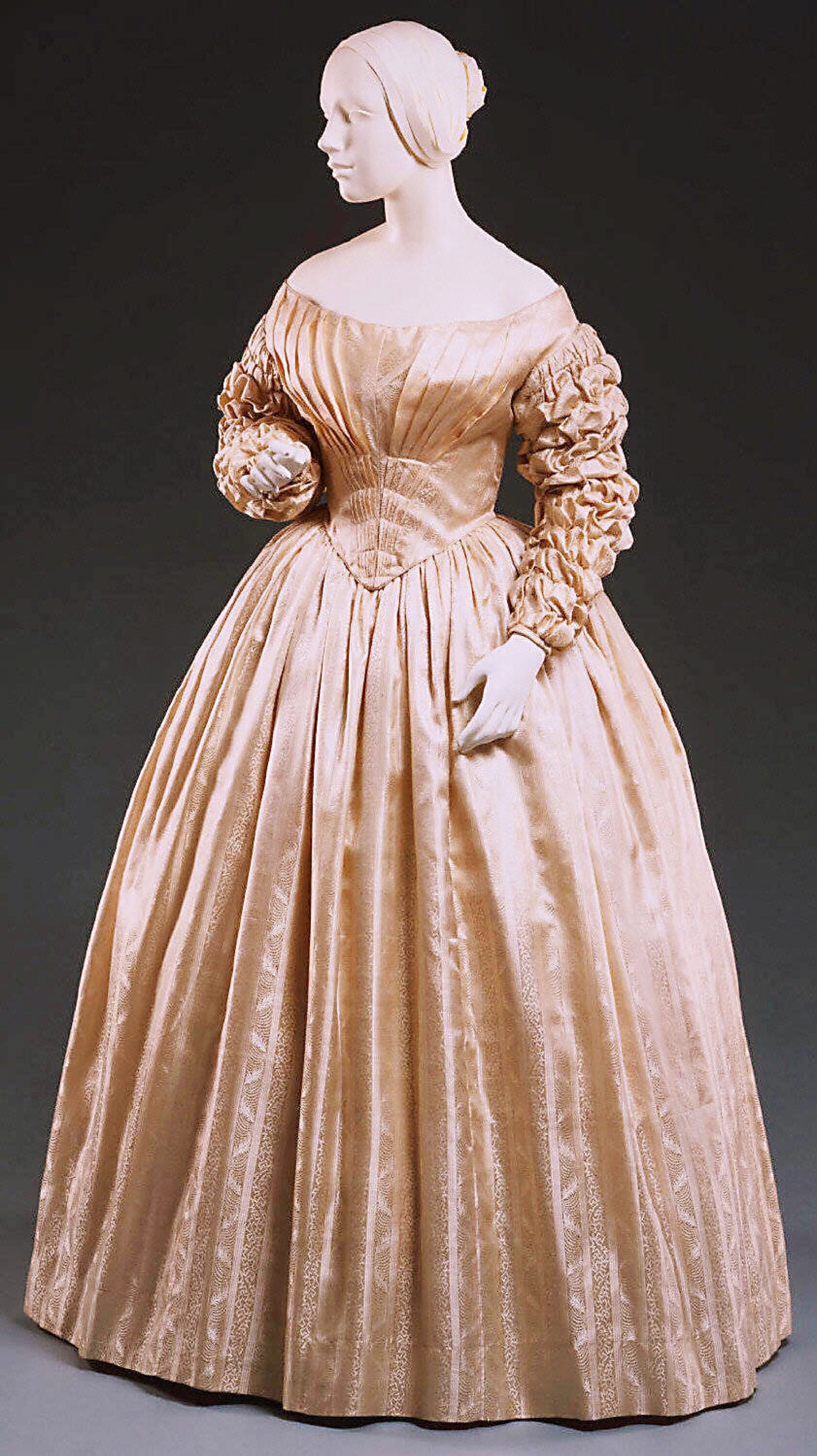 维多利亚时代前半的古董衣服,均是比较简洁质朴的