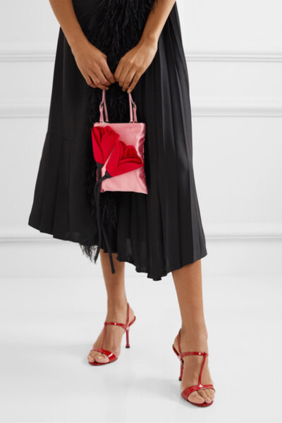 prada 这款 "fiori" 手提包于品牌 2019 秋冬大秀首次亮相,鲜艳的玫瑰