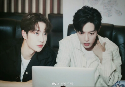 王一博肖战画画图片
