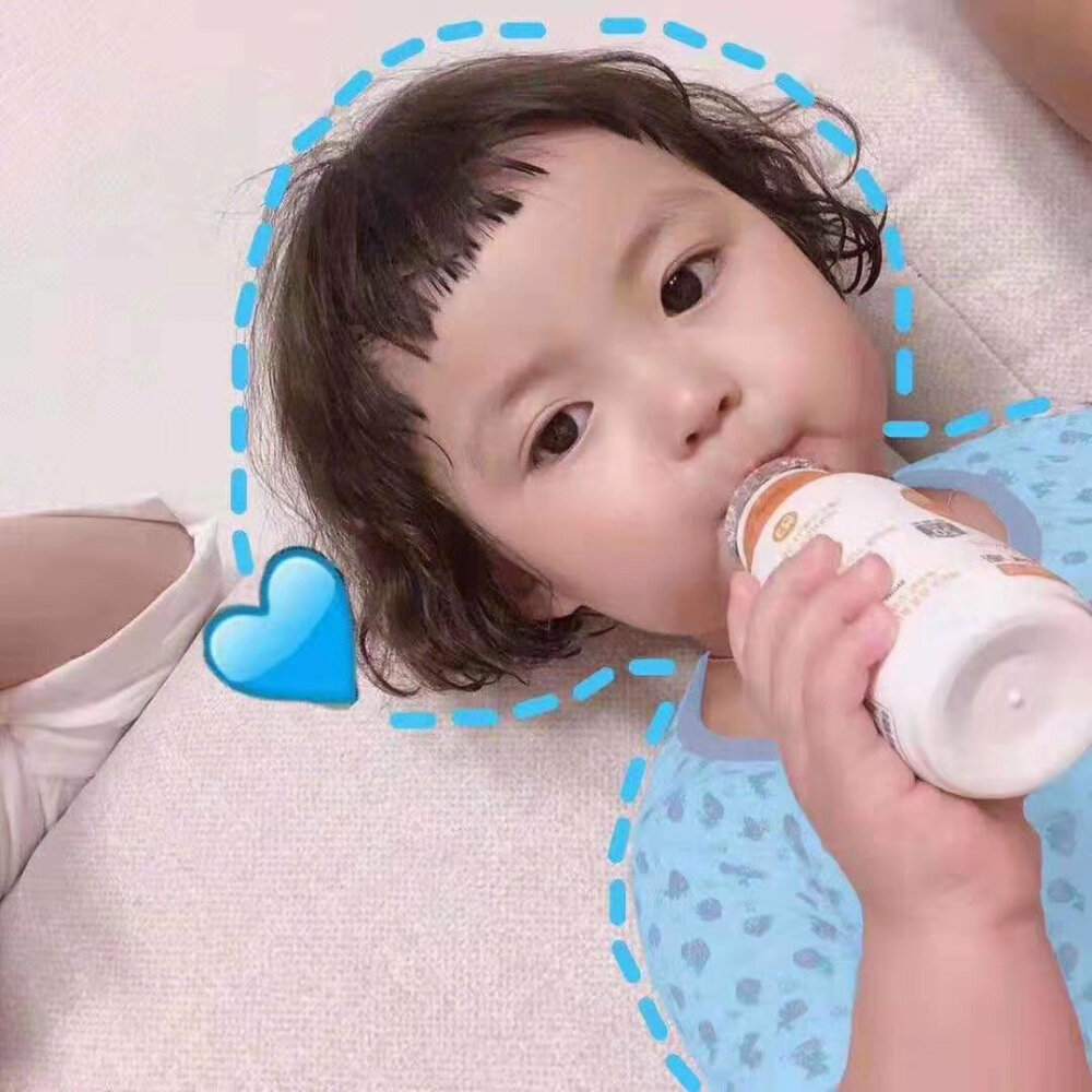 小女孩喝牛奶的头像图片