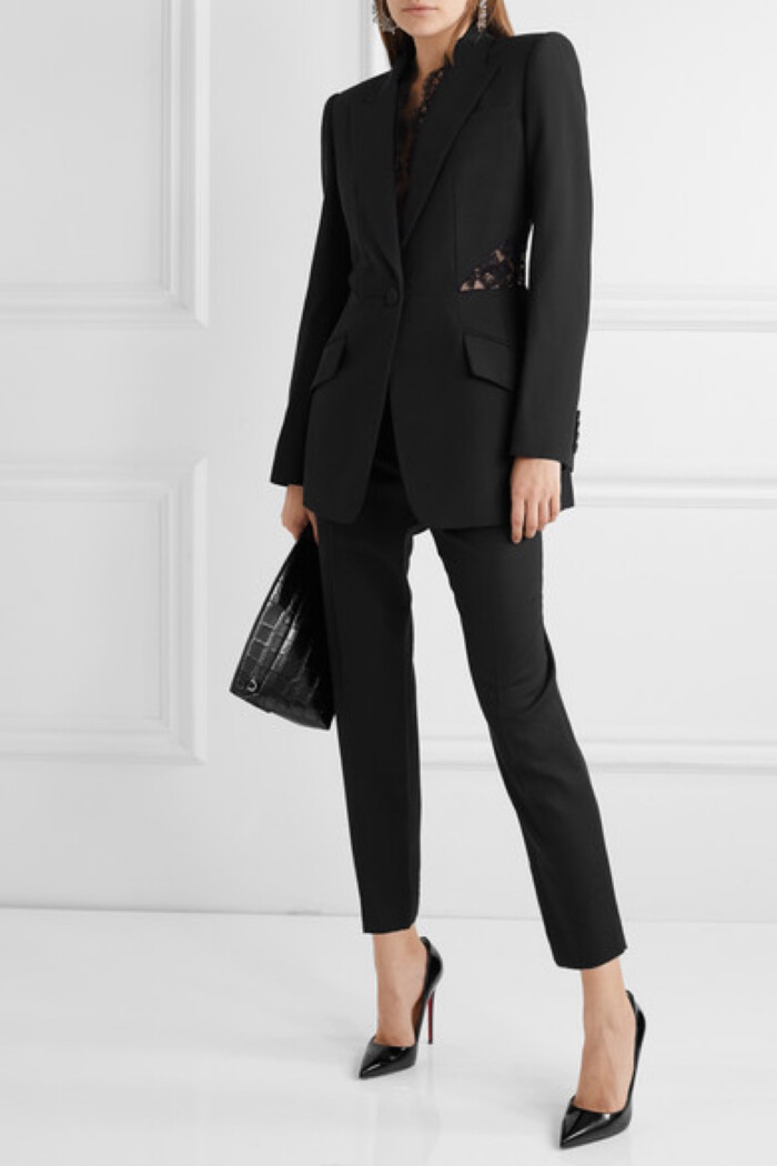 alexander mcqueen 这款西装外套采用黑色绉纱于意大利精裁而成,透视