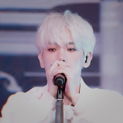 白衣白发,让人脸红心跳得. /边伯贤