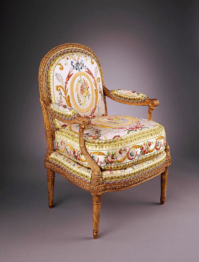 这种扶手椅有个高雅的名字——"女王椅",在18世纪的王室与贵族宅邸中