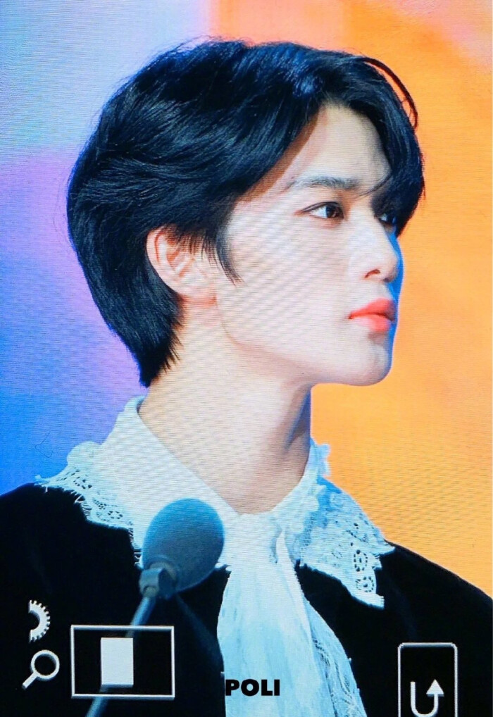 今晚2019vlive颁奖礼穿着带蕾丝服装的裴珍映,帅气高贵的王子小狼