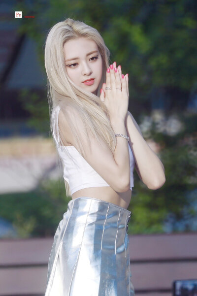 itzy yuna申有娜 mini粉丝见面会饭拍8p cr:logo