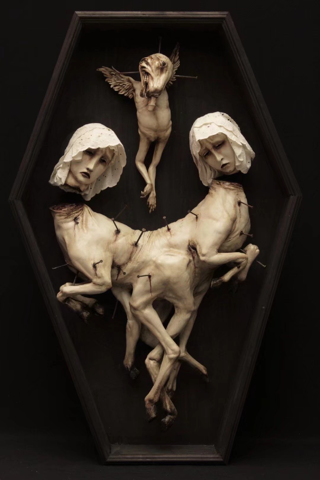 ——墨西哥艺术家 emil melmoth 创作的病态畸形骨骼雕塑