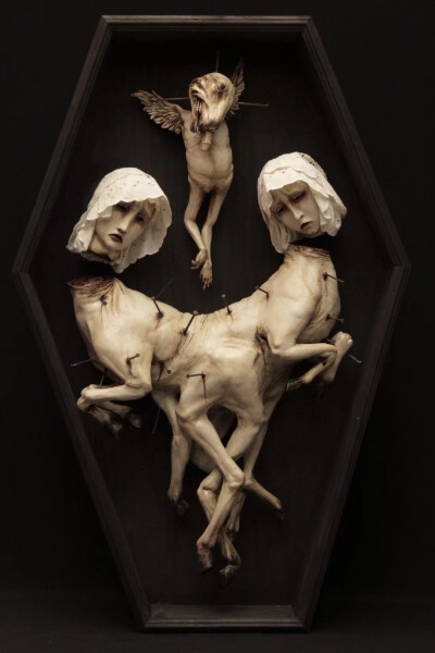 墨西哥艺术家 emil melmoth 创作的病态畸形骨骼雕塑