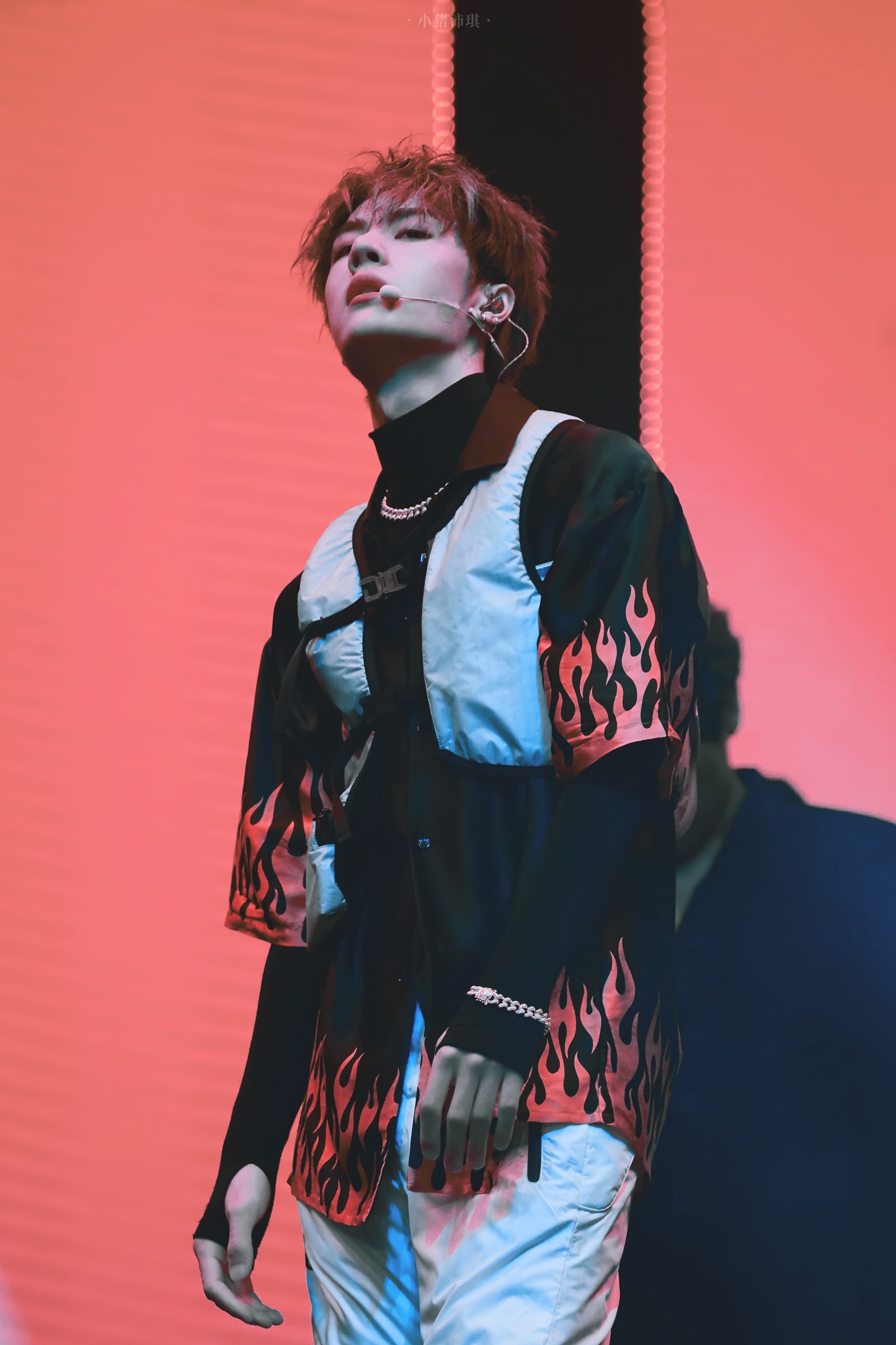 190603 乐华家族十周年演唱会官图 修图 @uniq-王一博 cr:logo