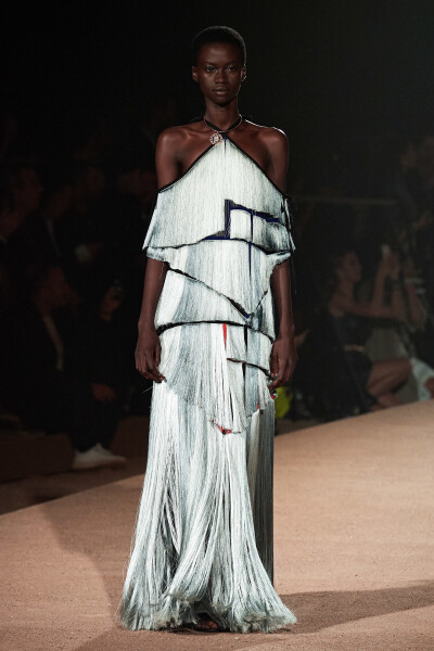 点赞  评论  mary katrantzou 2020春夏 0 4 wanyai  发布到  秀场