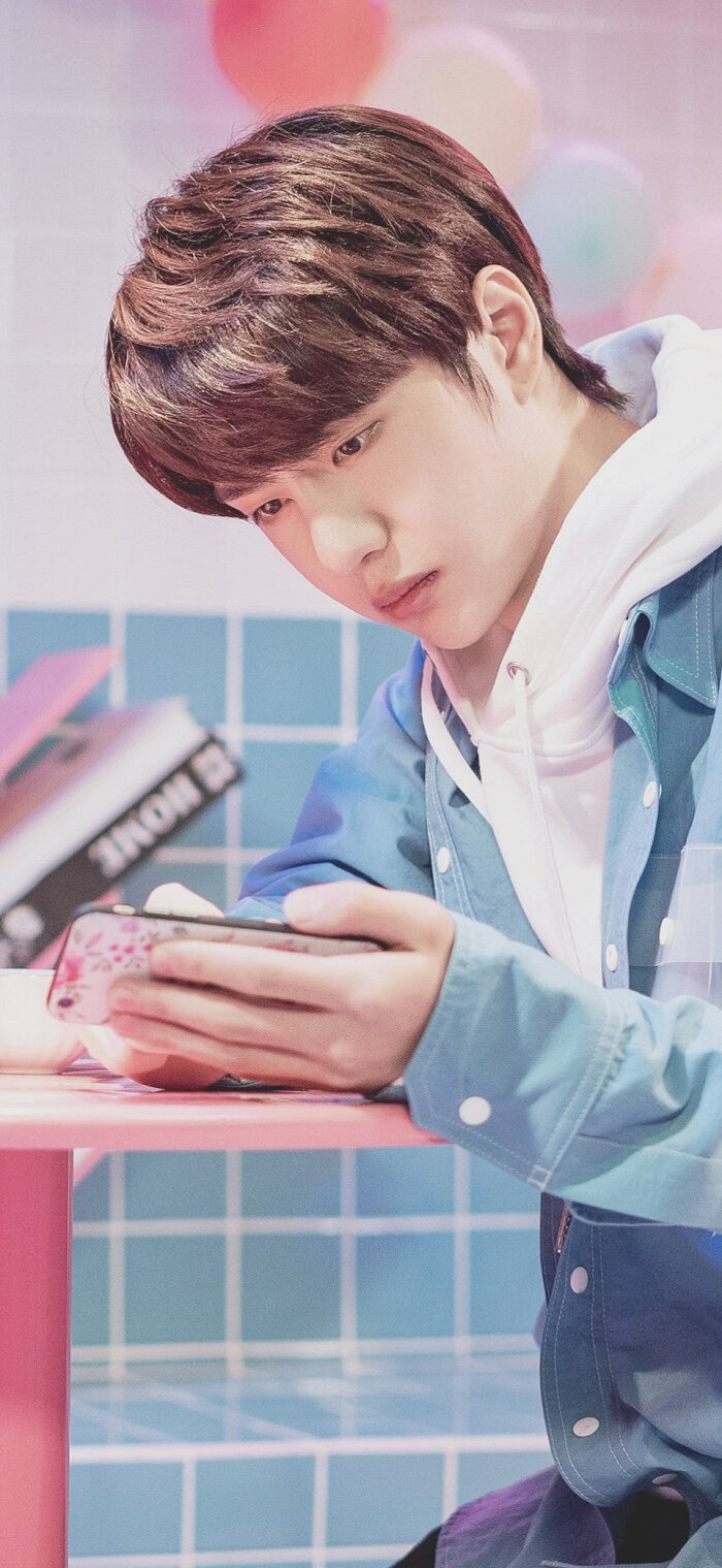 王一博 陪你到世界之巅# 季向空 截修 @uniq-王一博 cr:logo