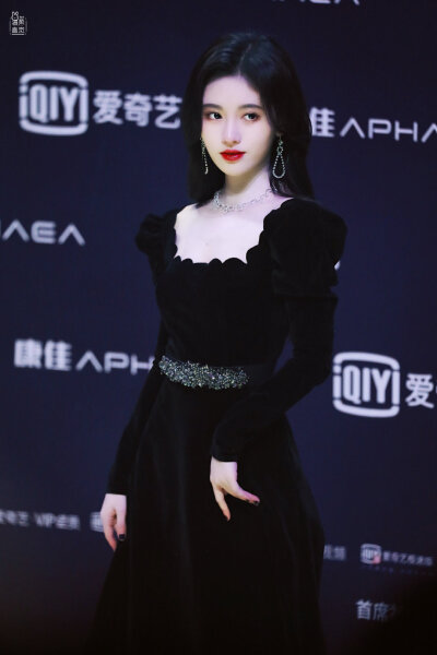 鞠婧祎新图爱奇艺尖叫之夜