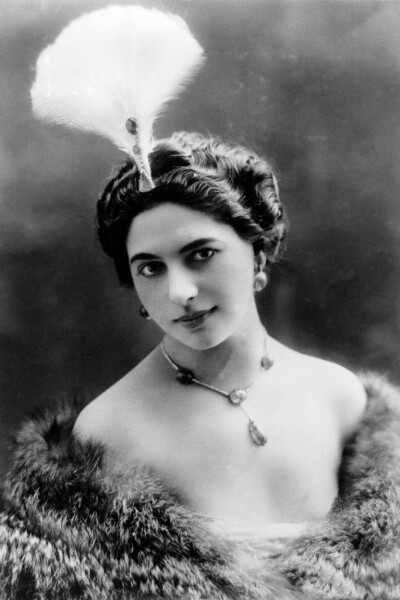 玛塔·哈丽(mata hari),她是名动天下的妖艳舞女,还是左右逢源的双面