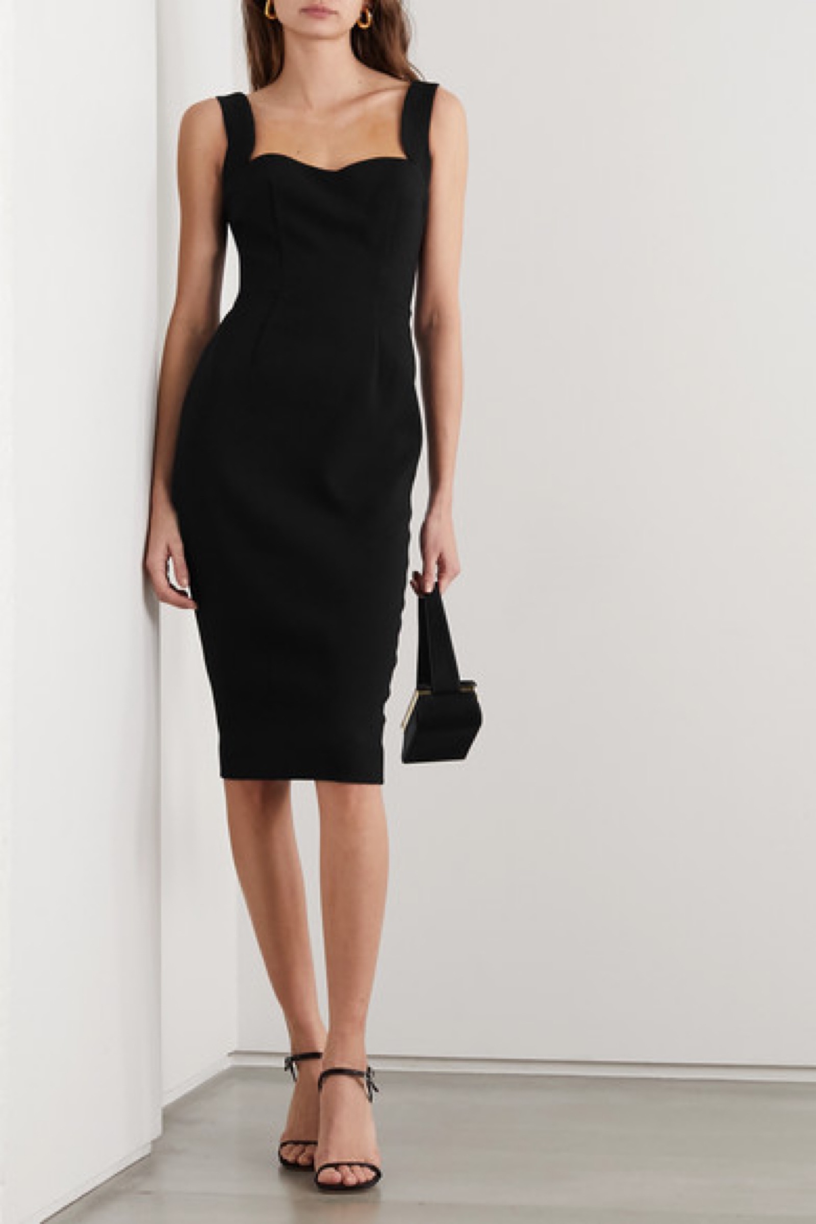 victoria beckham 这款中长连衣裙出自品牌 2020 早春系列.