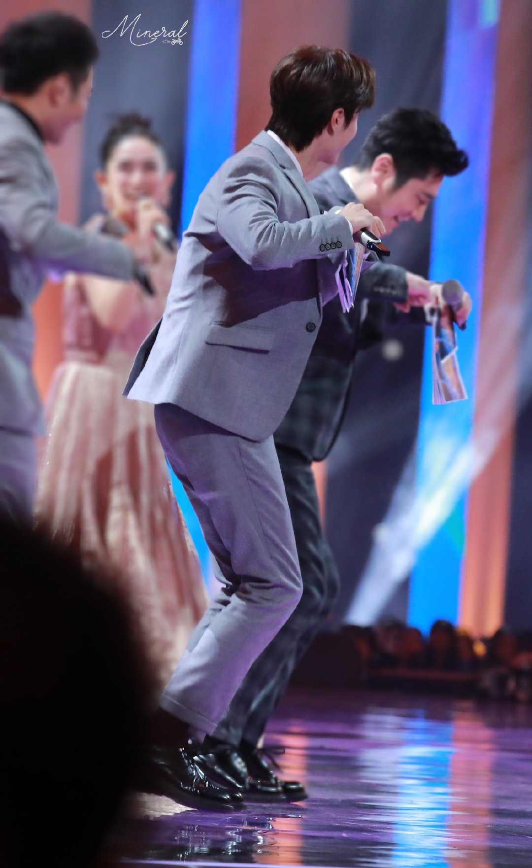 191110 湖南卫视双十一嗨爆夜 @uniq-王一博 cr:logo