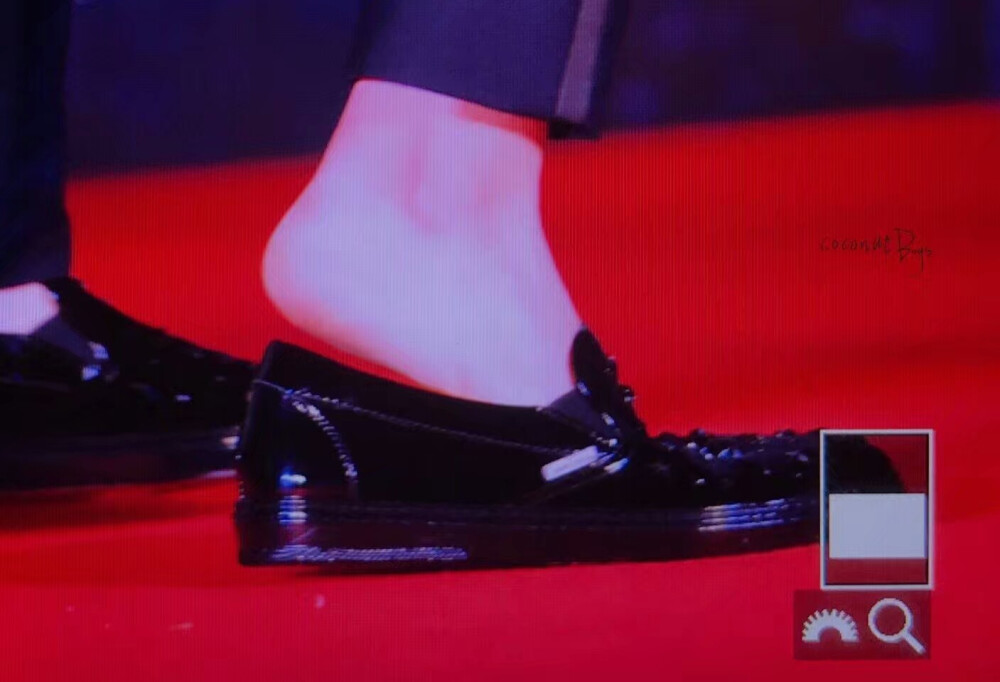 给王俊凯先生脚一个特写?