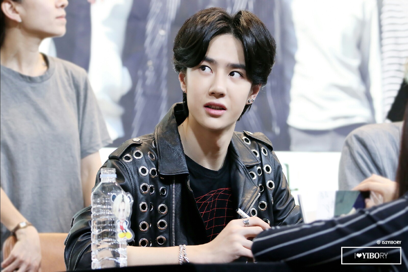 150517 釜山签售会 @uniq-王一博 cr:logo (那会真是有求必应啊)