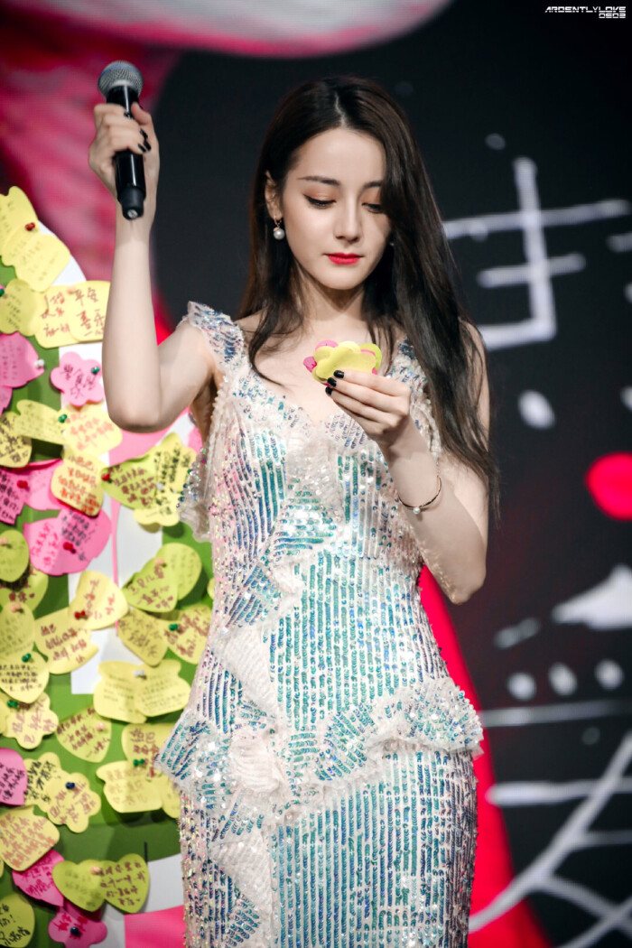 cr:ardentlylove0603 饭拍/迪丽热巴20190601生日会迪丽热巴撕衣服