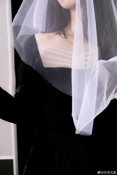 一招教你如何在宿舍拍出高级感的写真你只需要准备一个头纱 cr@空灵