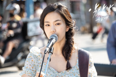 韩国美女演员李雪