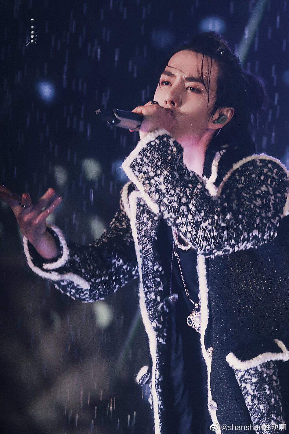 王一博壁纸湖南跨年演唱会《无感》首秀水中唱跳网易云音乐