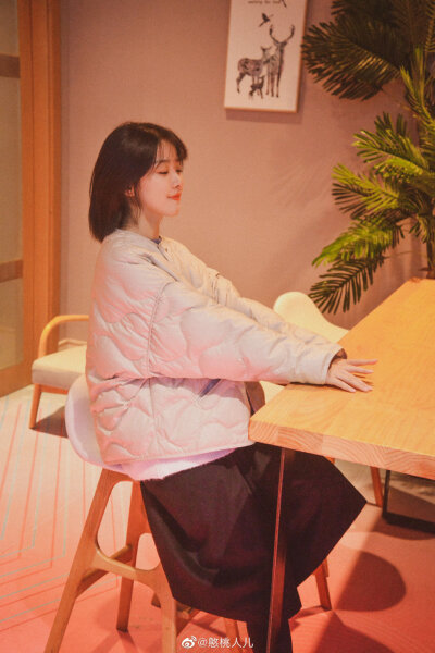 冬天喜欢在外套里穿上一件漂亮的彩色小毛衣心情都会是彩色的～ cr@憨