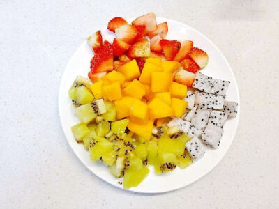 草莓 6颗 酸奶 100g烹饪步骤1,食材准备好,把草莓,芒果,猕猴桃,火龙果