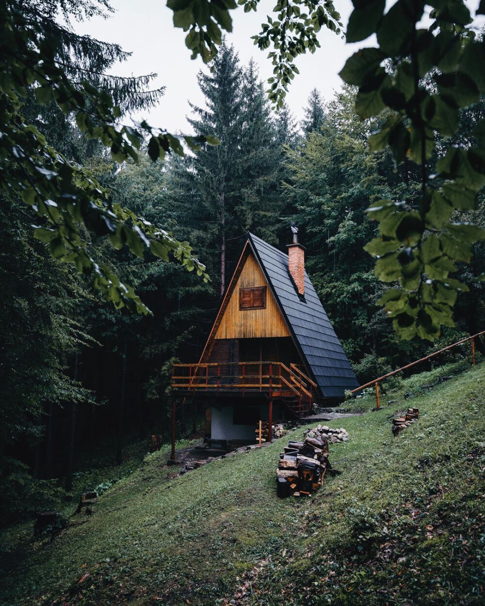 山林中散落着几座小木屋