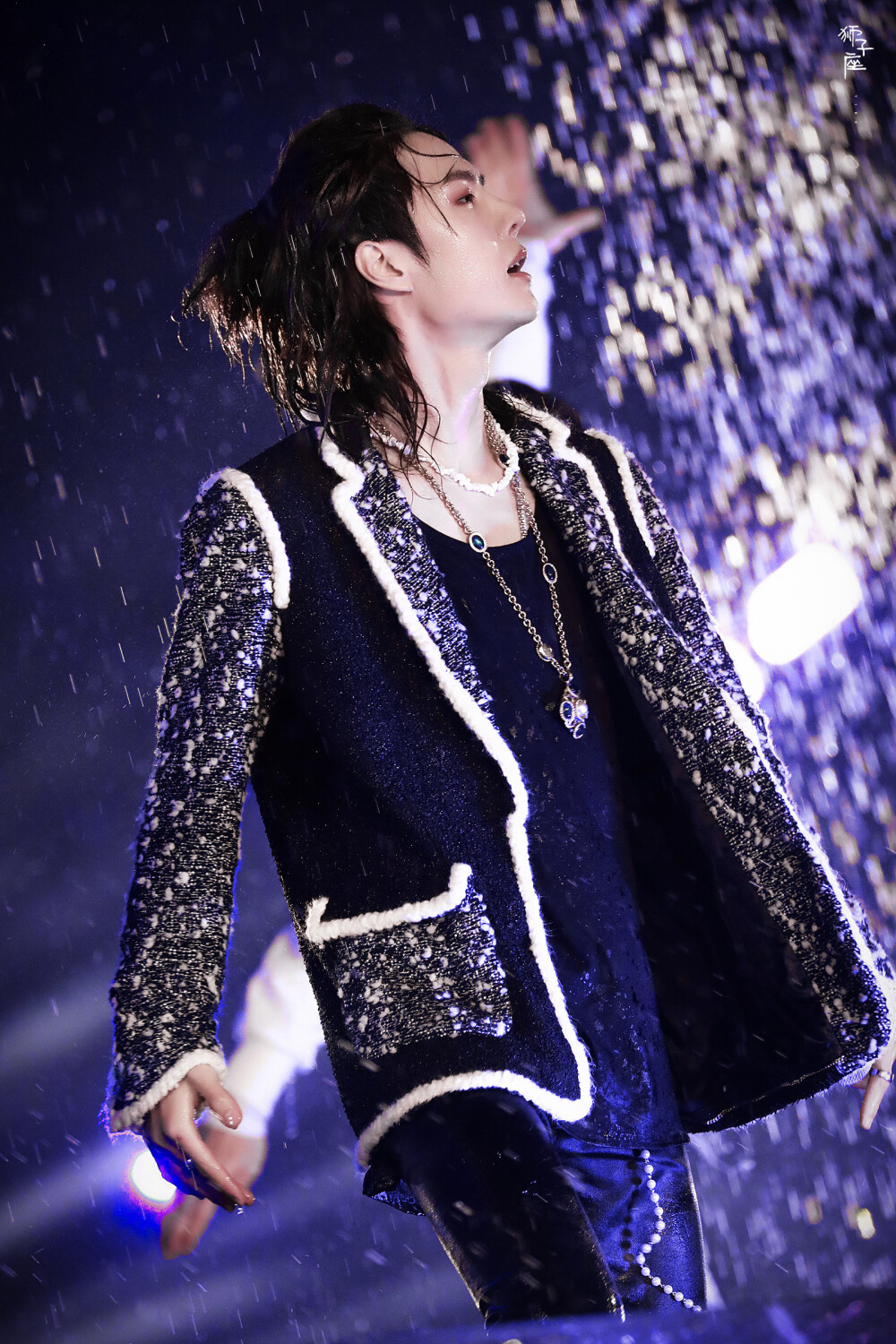 191231.芒果台跨年会王一博