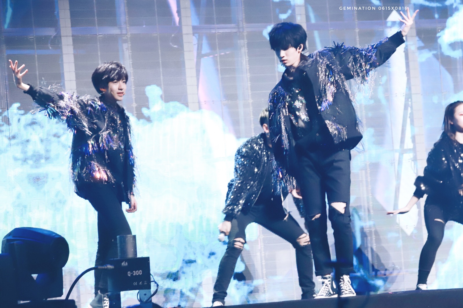 翔霖屋顶会着火 cr 水印 - 堆糖,美图壁纸兴趣社区