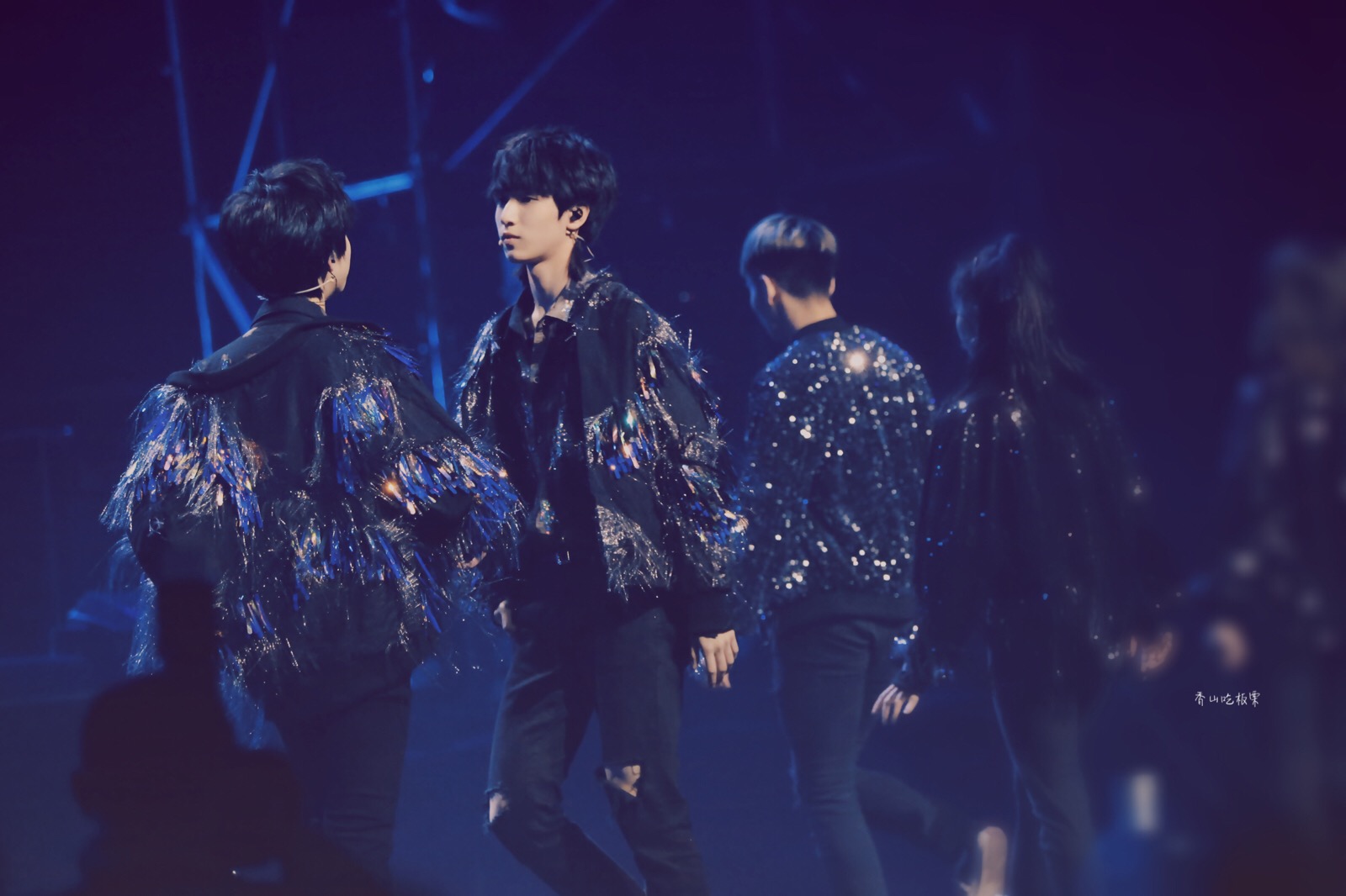 翔霖屋顶会着火 cr 水印 - 堆糖,美图壁纸兴趣社区