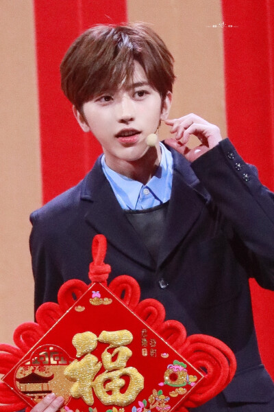 cr:凝固时钟丨august 蔡徐坤20200118湖南卫视春节联欢晚会