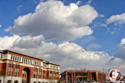 【晴天】学校晴空万里午后时光看到这样的蓝天白云让人心情都舒畅了不