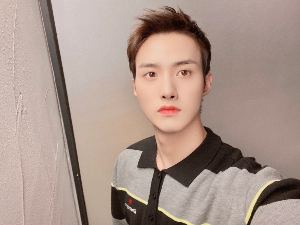 pentagon 吕畅九(yeoone)