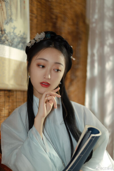 汉服摄影# 宝髻松松挽就,铅华淡淡妆成出镜/妆造@若谷君- 摄后@cc叁