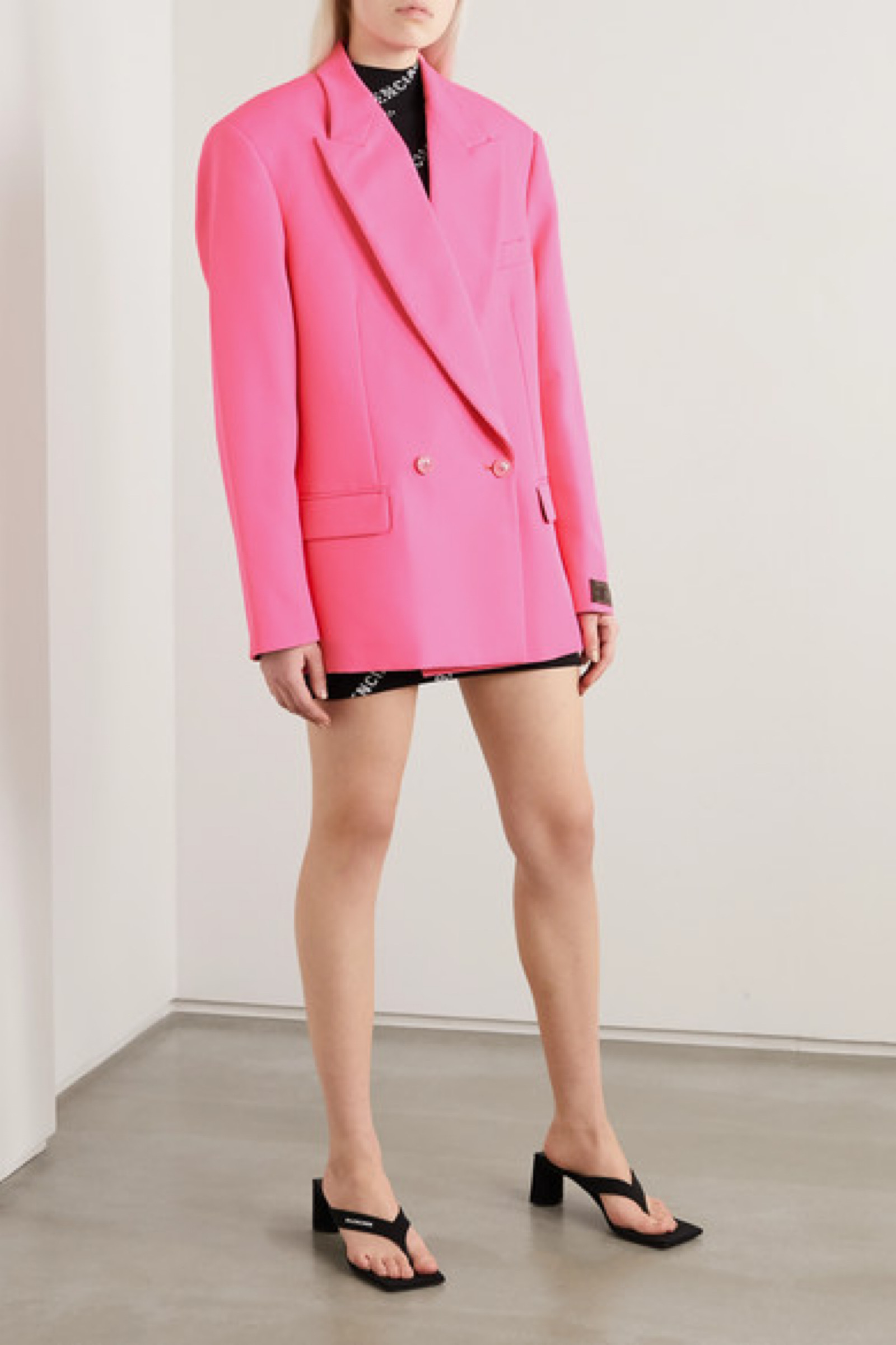 单品裁自绉纱,正面配有同色系的双排纽扣.